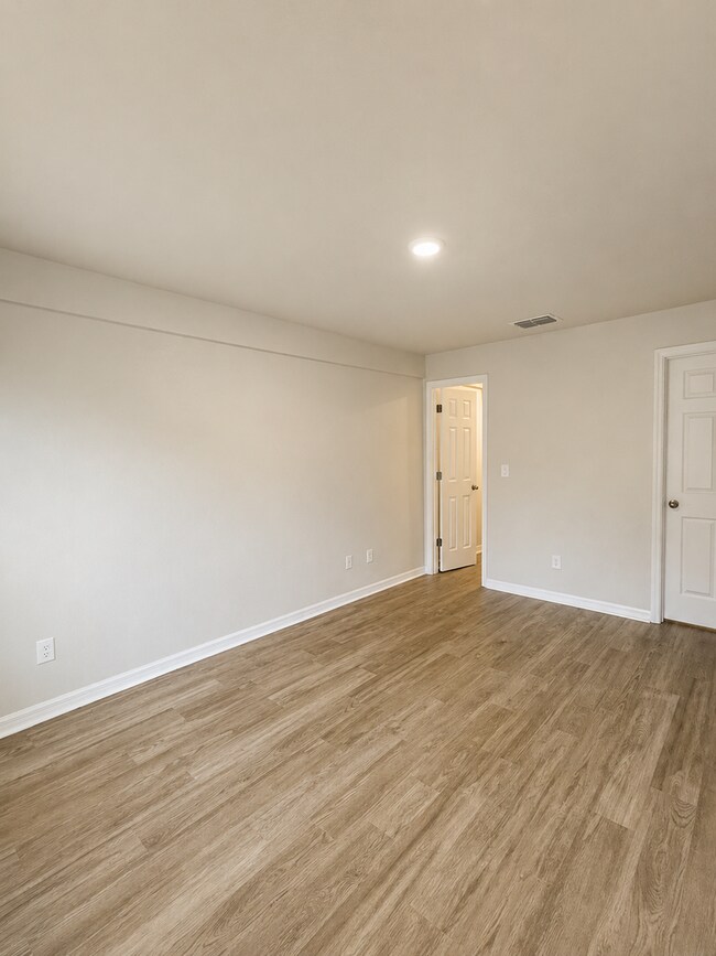 Building Photo - Modern Duplex Available Now