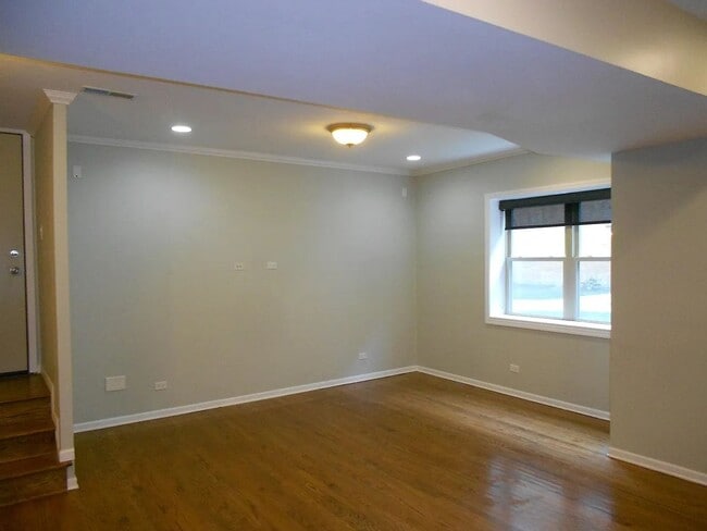 Building Photo - Spacious Apartment in Chicago (Roger's Park)