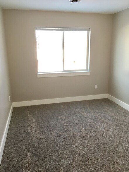 Building Photo - 926 Rosa Way