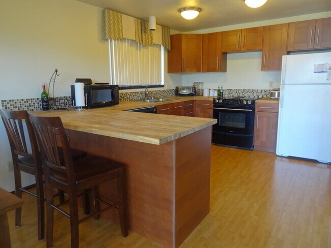 Building Photo - Hillside Renton View Home