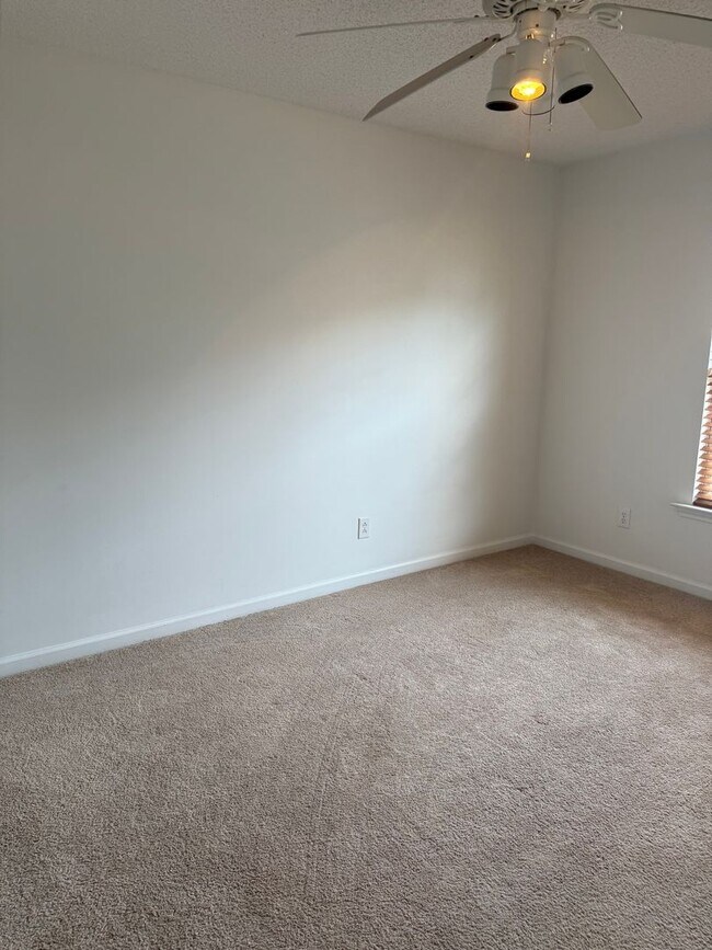 Building Photo - Wonderful 4 bedroom Home in Orchard Farms