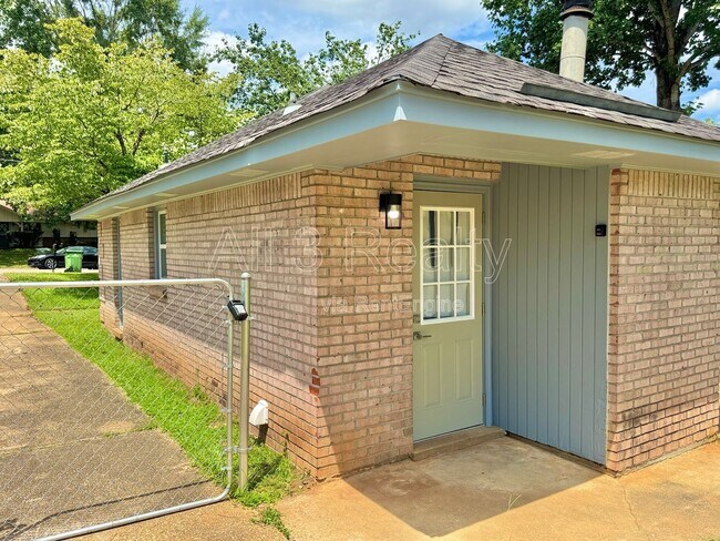 Building Photo - 3224 Little John Dr