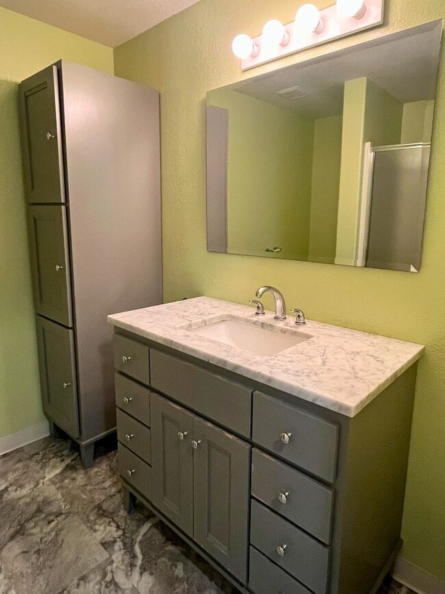 Building Photo - (BRO) 2 Bedroom/2 Bathroom with a Loft