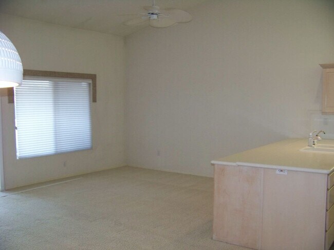 Building Photo - Mesa Townhome