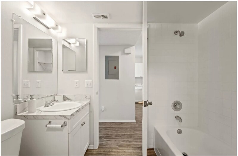 Building Photo - 2550 W Bird St