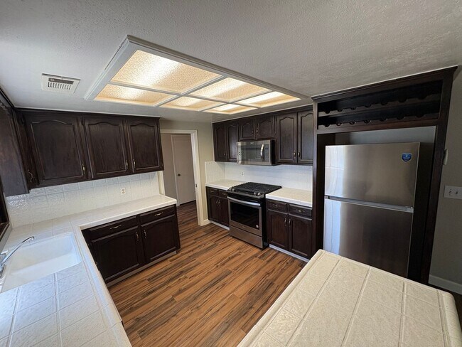 Building Photo - SW Visalia Home Available Now!!