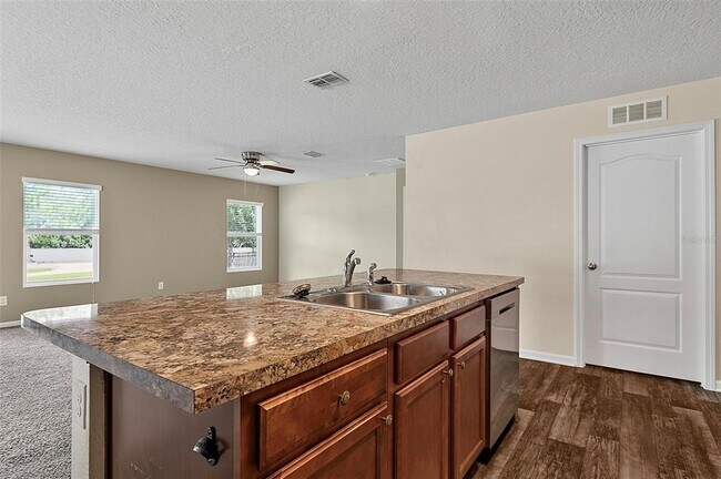 Building Photo - 137 Fairway Ct