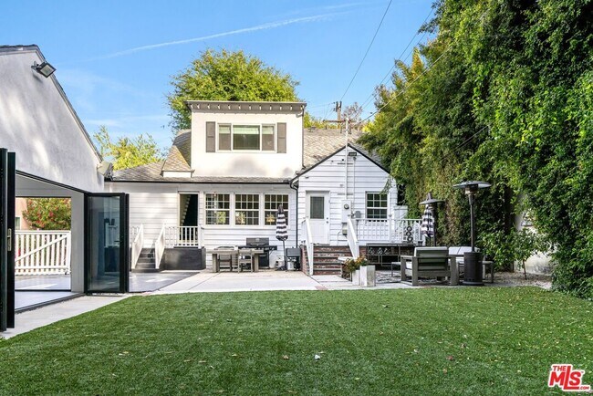 Building Photo - 4051 Beverly Glen Blvd