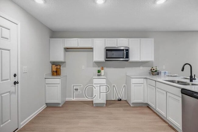 Building Photo - 5460 Amazon Ave