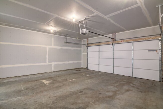 Building Photo - 3 Bedroom Town Home