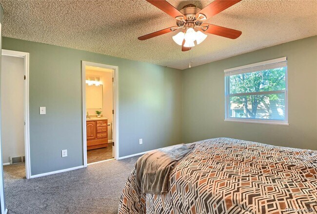 Building Photo - 10419 Iris Way