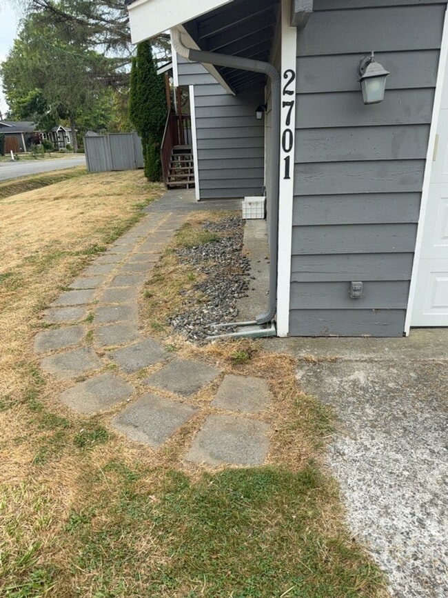 Building Photo - 6 bedroom, 2 bath home with Two Car Garage!!!!