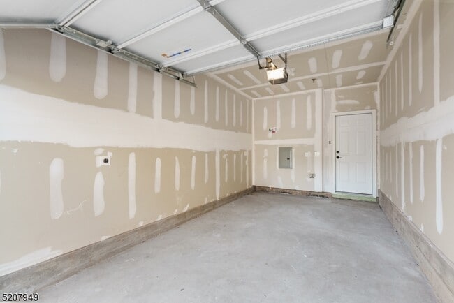 Building Photo - 8 Jessica Ln