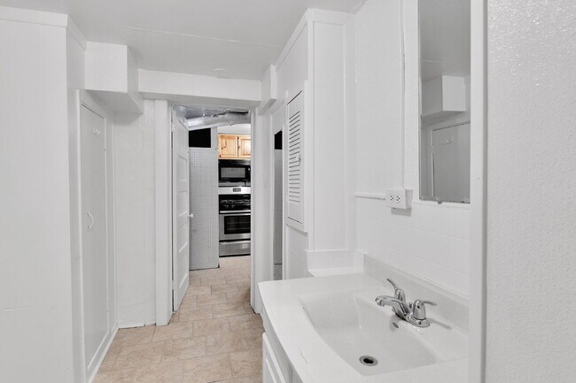 Building Photo - $1,295.00, 1 bed, 1 bath newly renovated basement unit located in Denver.