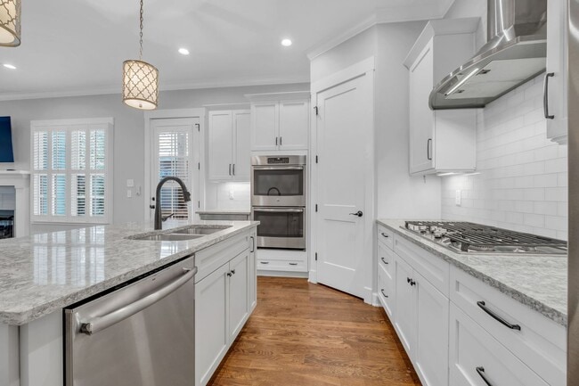 Building Photo - Stunning 5BE/4.5BA in the heart of Green H...