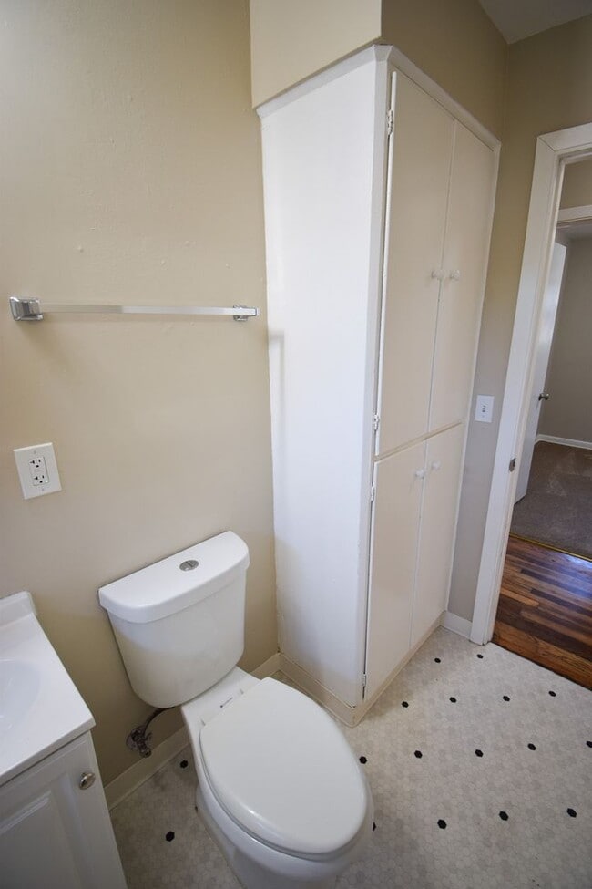Building Photo - 3 Bedroom 1Bath House, Quiet neighborhood with park across the street