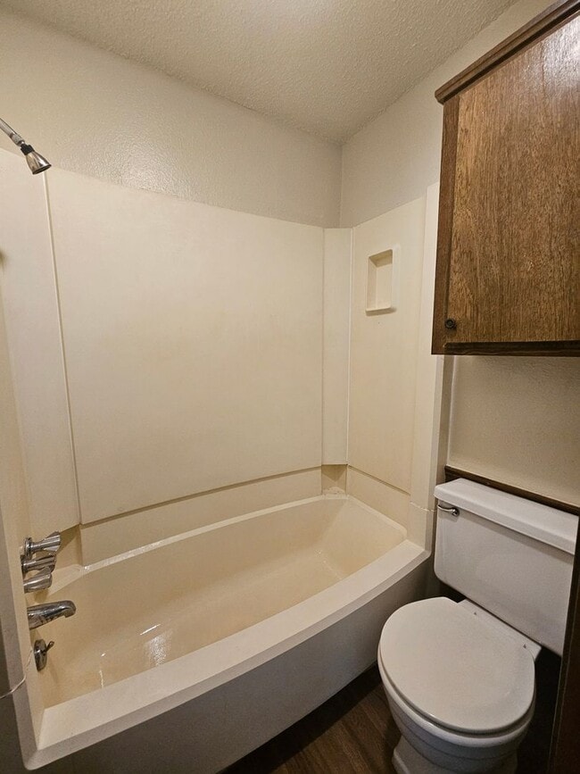 Building Photo - West Norman Duplex Avail NOW!