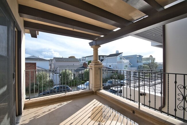 Building Photo - 3 Bed 3.5 Bath Town Home For Lease - Walk to Beach