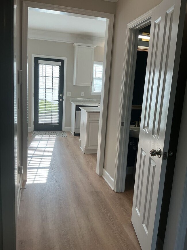 Building Photo - Beautiful 3 Bedroom, 2.5 Bath Townhouse in...