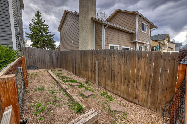 Building Photo - 6674 Chantilly Pl