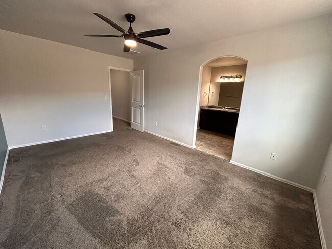 Building Photo - 3 Bed 3 bath Town Home in 80910!