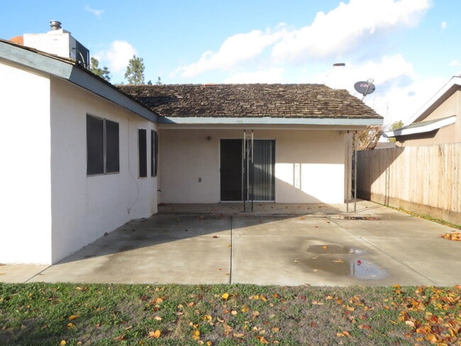 Building Photo - Spacious Headliner home with living room, ...
