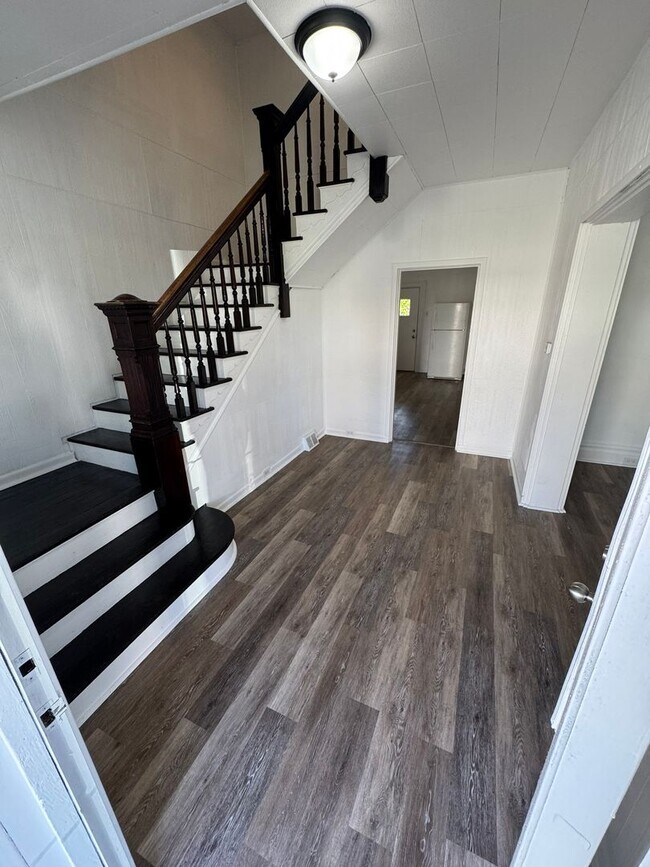 Building Photo - Enormous Completely Updated 4-Bedroom 1-Bath House w/ Flat Yard!!!