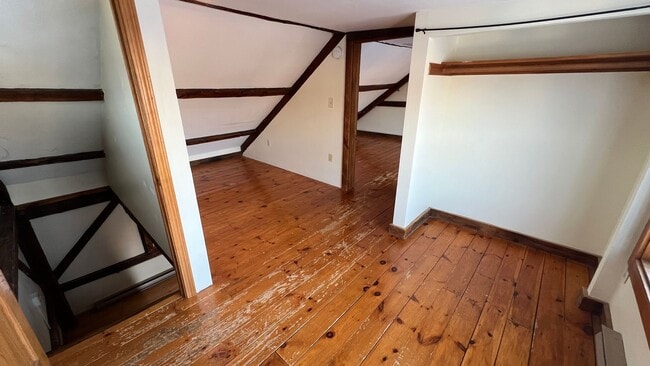 Building Photo - Rustic Single Family Home, Private Deck, Fenced-In Back Yard, Wood Flooring ...