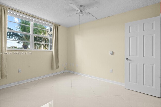 Building Photo - 2999 Point E Dr