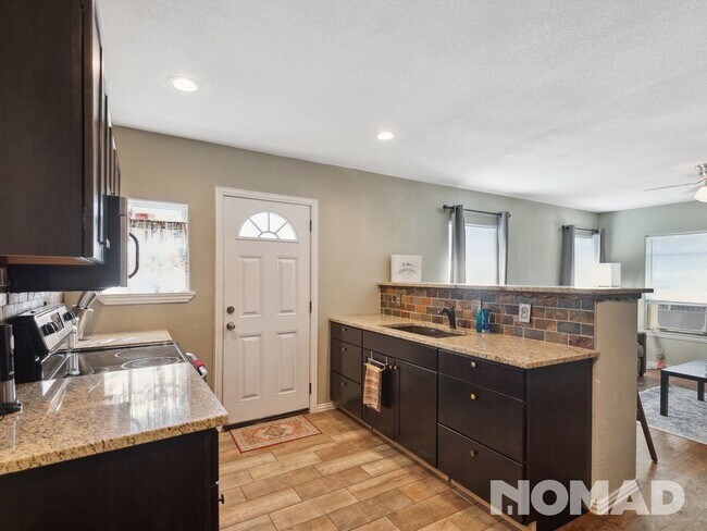 Building Photo - 1 bedroom renovated duplex