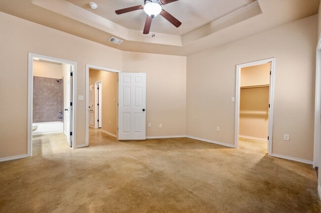 Building Photo - Nice 3 Bedroom Duplex located in New Braunfels!