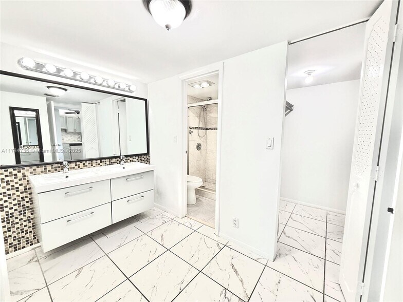 Building Photo - 3301 N Country Club Dr