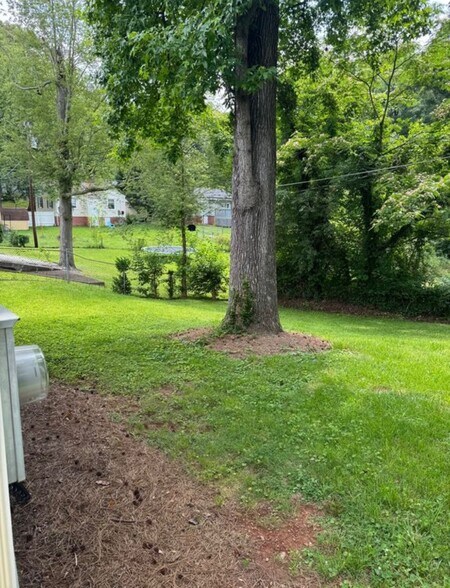 Building Photo - 405 Crestwood Dr