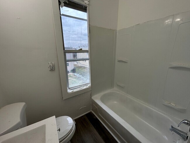 Building Photo - 409 Winslow St