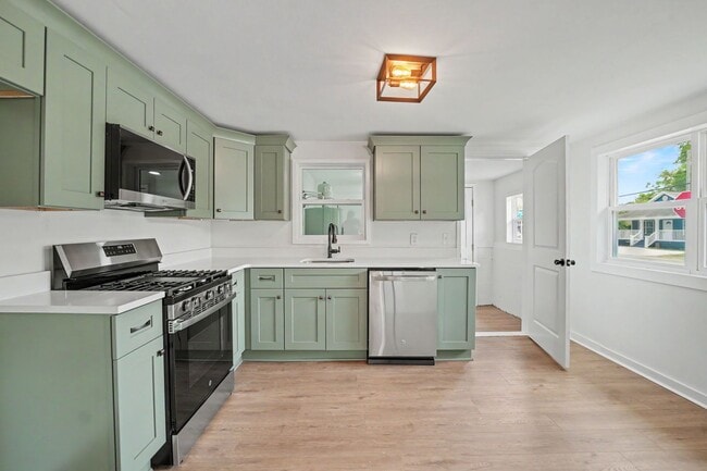 Building Photo - 3 BED | 1 BATH | HUNTER ARMY AIR FIELD