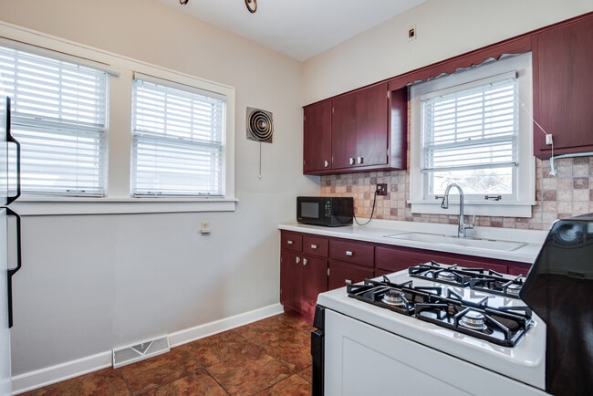 Building Photo - 826 N Center St