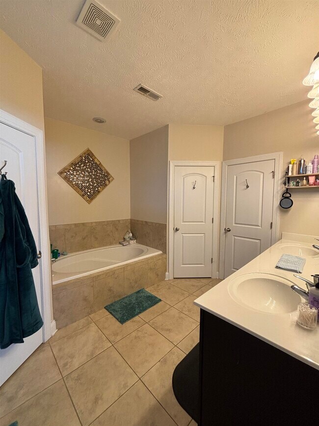 Building Photo - 343 Camrose Wy