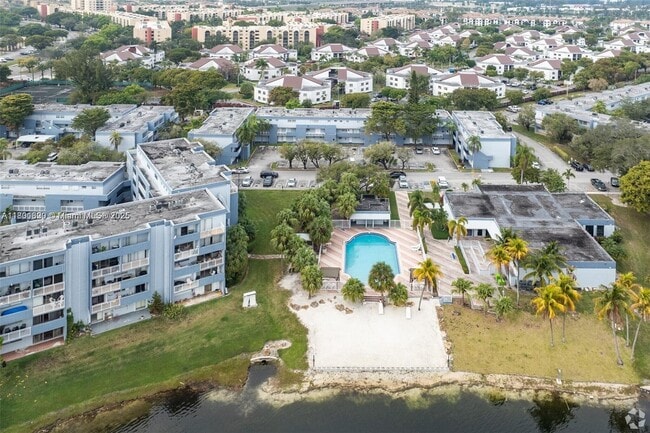 Building Photo - 9351 Fontainebleau Blvd