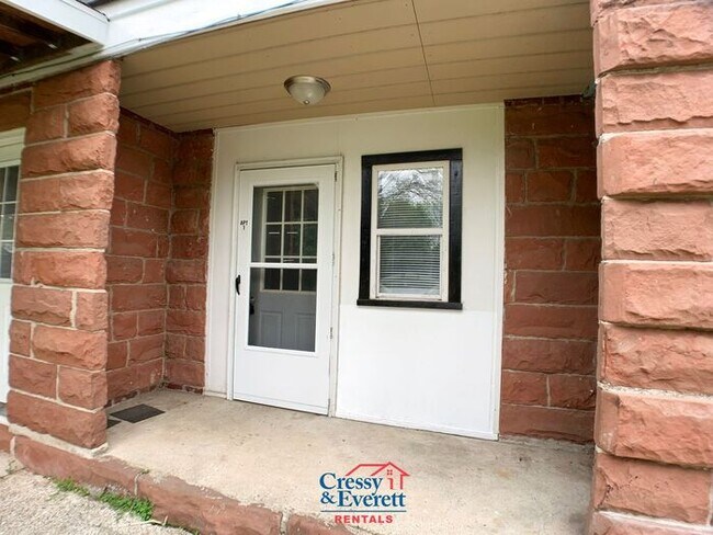 Building Photo - Cute 2 Bedroom Lower Unit