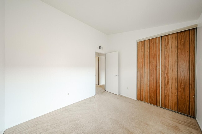 Building Photo - 102 W Concorda Dr