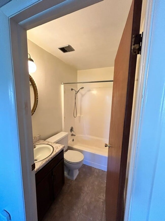 Building Photo - Move-In Today 2 Bedroom 1 Bathroom Apartment Close to Campus!