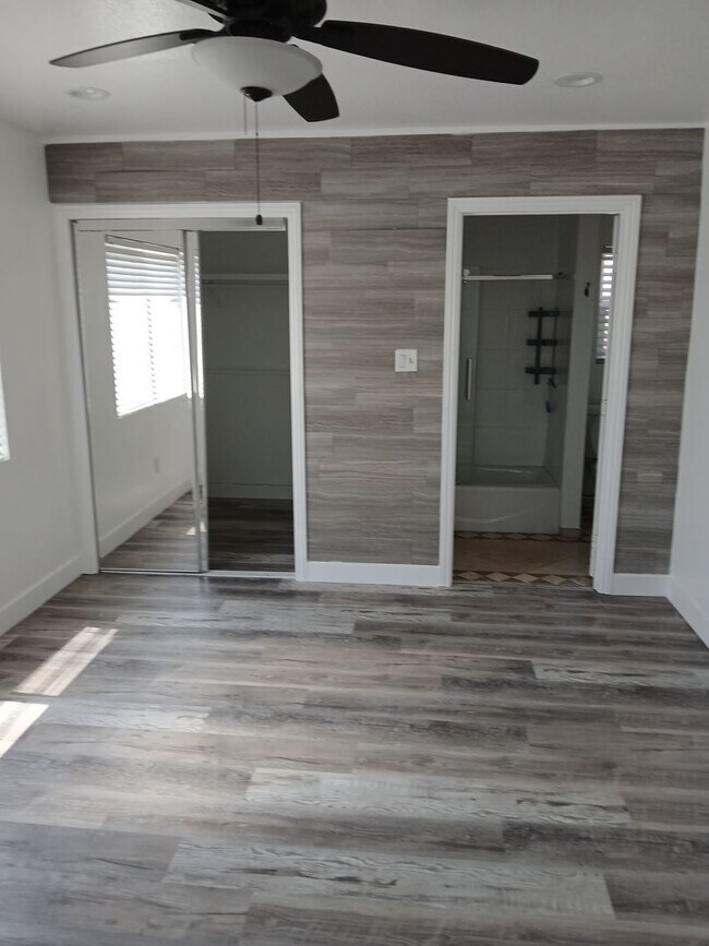 Building Photo - 560