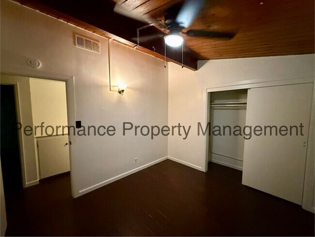 Building Photo - 2706 Pasadena St