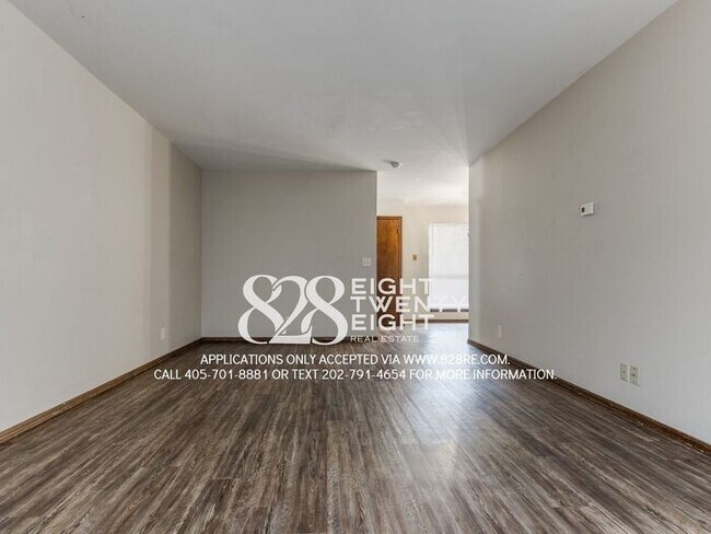 Building Photo - West Norman 2 Bed/1 Bath Duplex WITH Fenced Backyard! AVAILABLE NOW!
