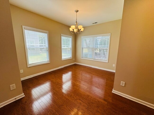 Building Photo - Gorgeous 3 Bedroom Townhome - Ready and Available