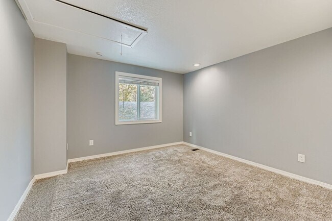 Building Photo - 3BR/3BA Beaverton Home — Central A/C, Vaulted Ceilings, Fenced Yard & 2-Car Garage | No HOA