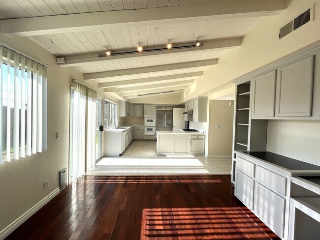 Building Photo - Wonderful Home! 3-Bedrooms, 2-Bath Plus Of...