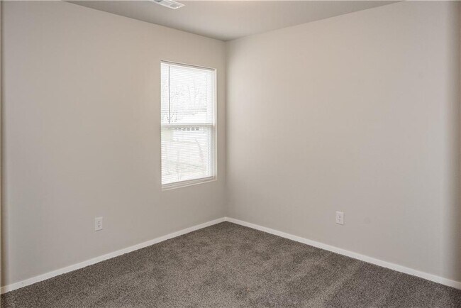 Building Photo - 425 Mayflower Ave