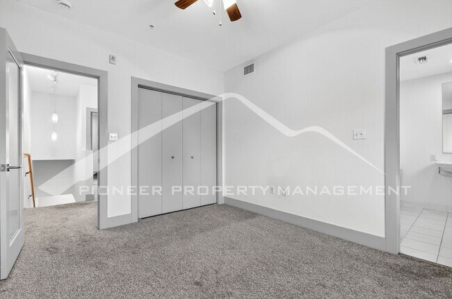 Building Photo - Stunning Condo with City Views and 2 Reser...