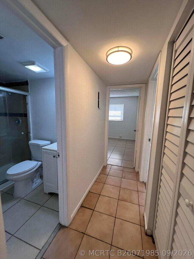 Building Photo - 645 SW 20th Ct